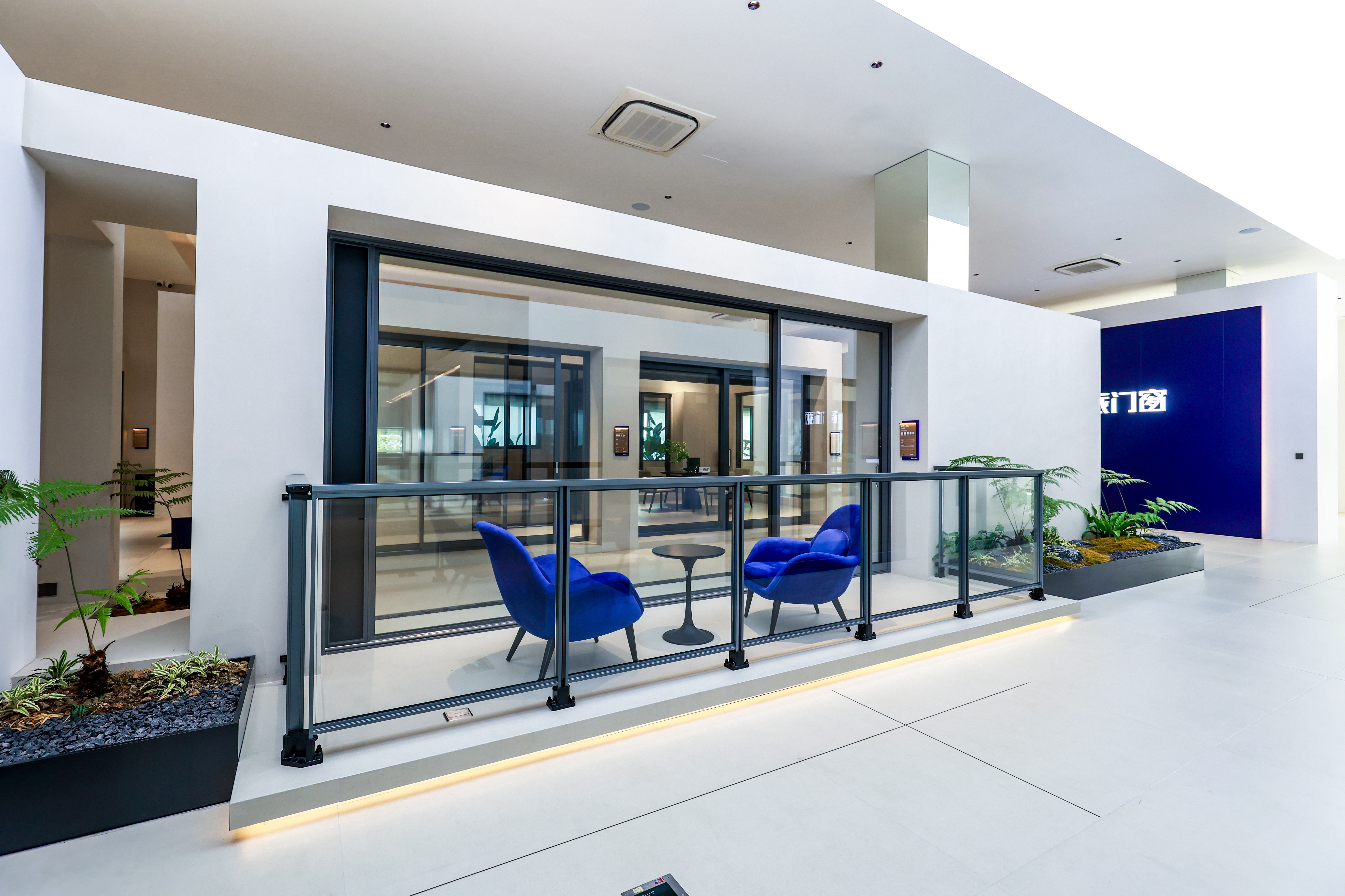 Sliding door product display corridor